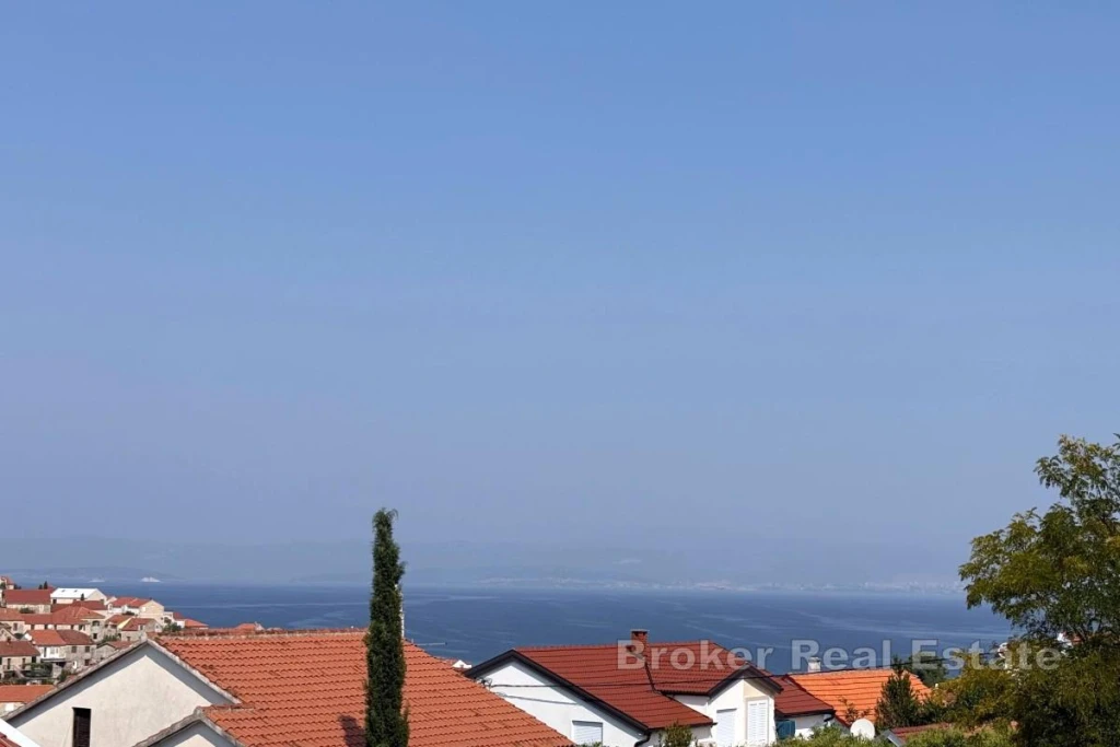 Apartment with a spacious garden and sea view