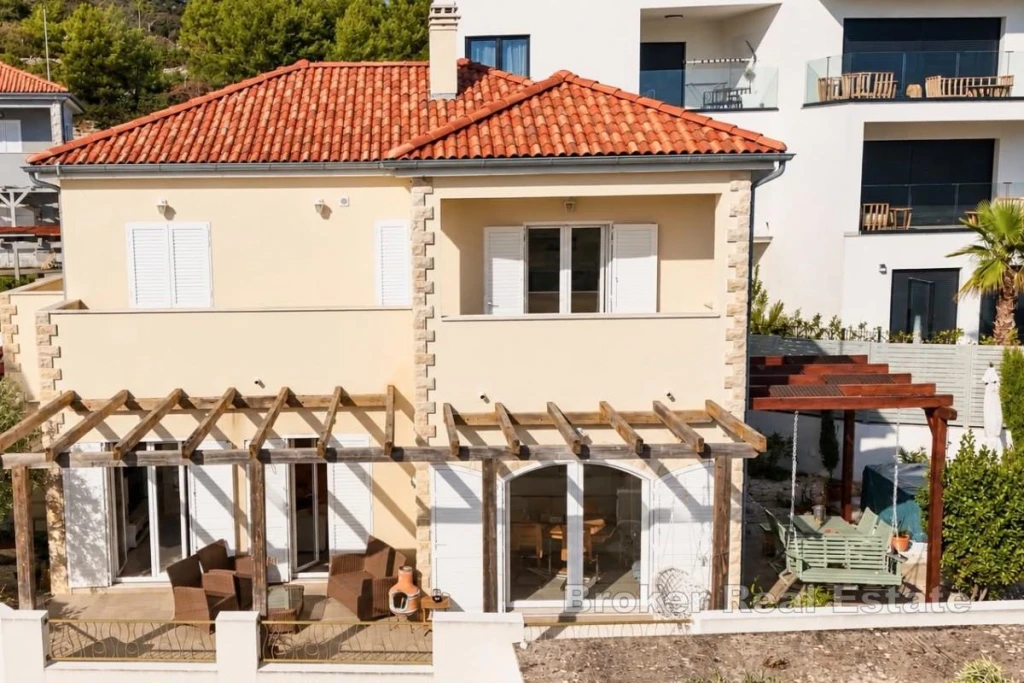 Modern Villa in Immediate Proximity to the Sea