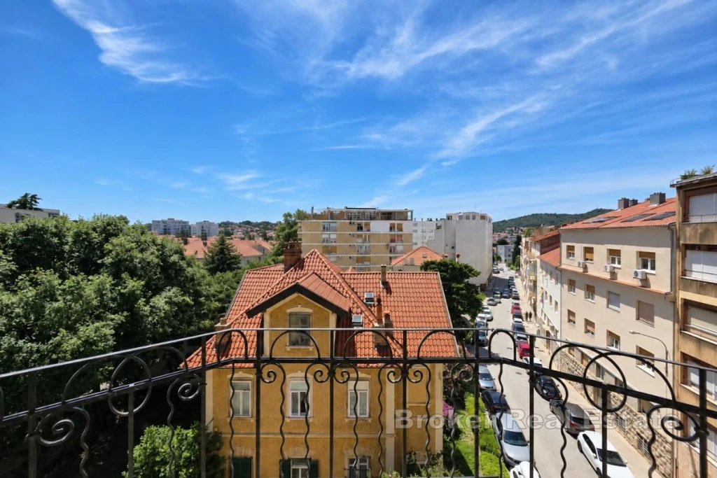 Six bedroom apartment with a view of Marjan