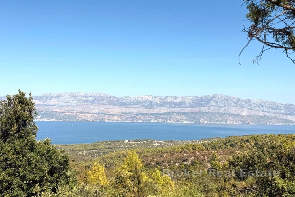 Large land with an open view of the sea and the city of Split
