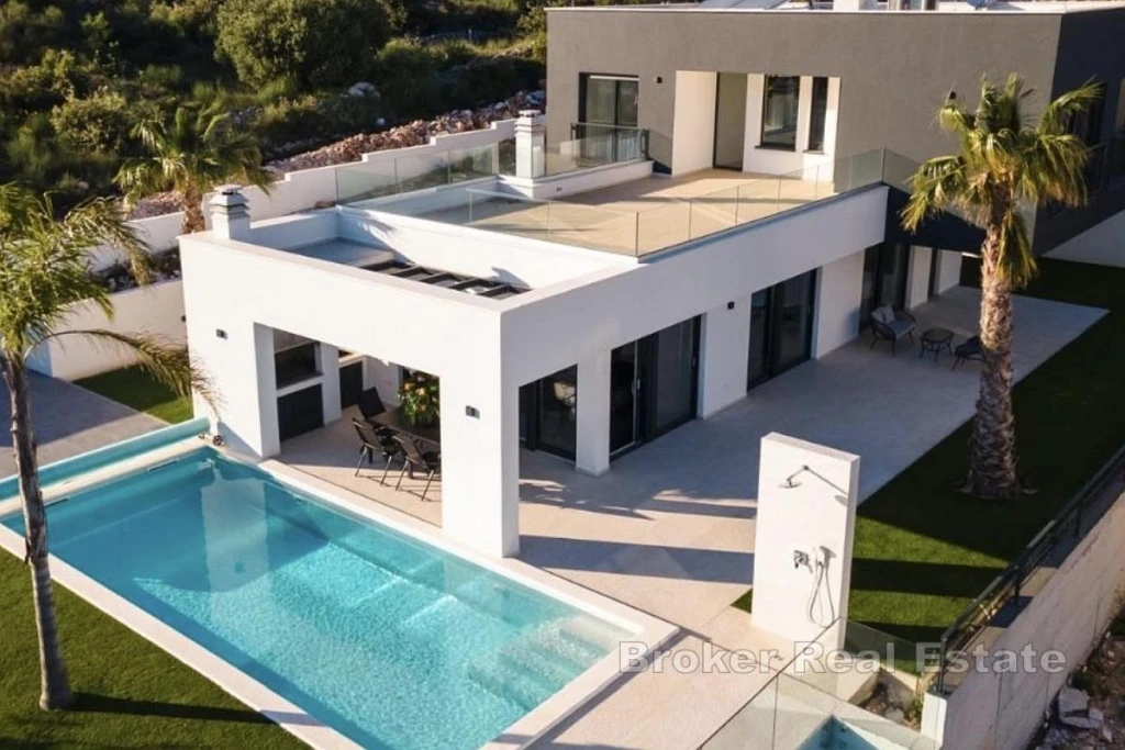 Modern Luxury Villa with a Swimming Pool and Jacuzzi