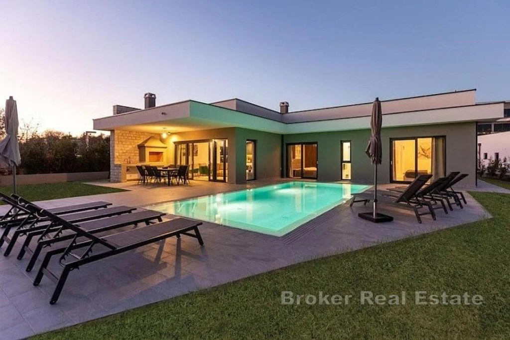 Modern Single-Story Villa with a Pool near Krnica