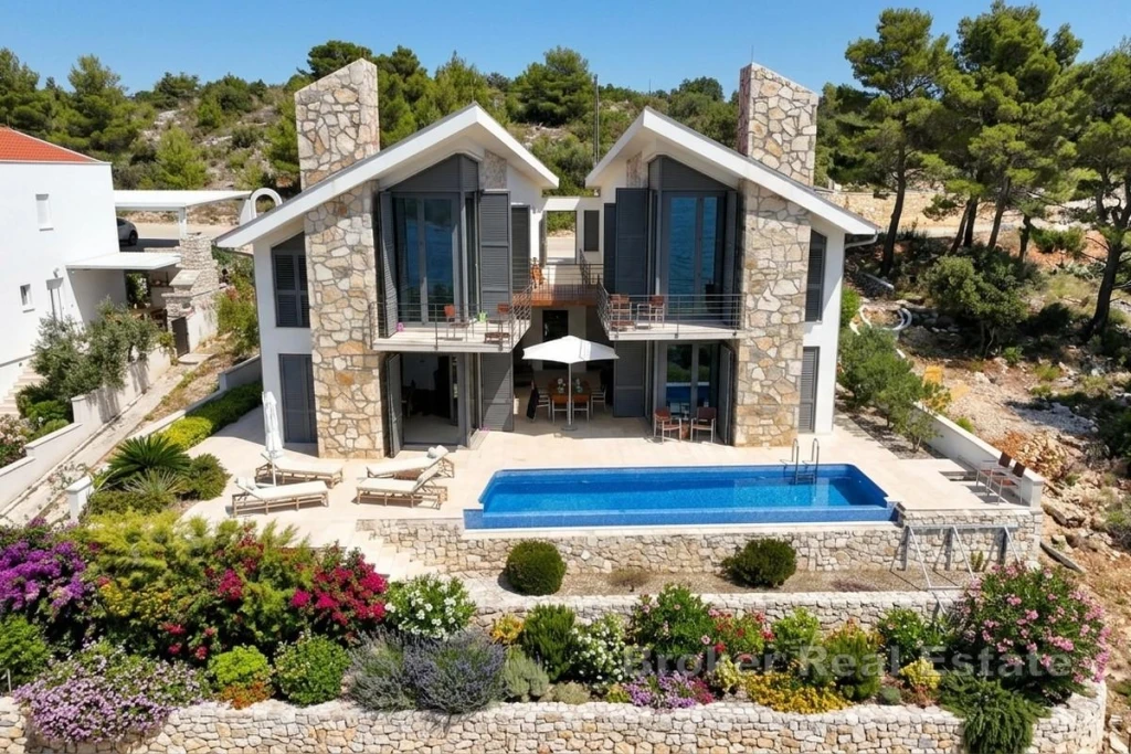 Villa in the first row to the sea