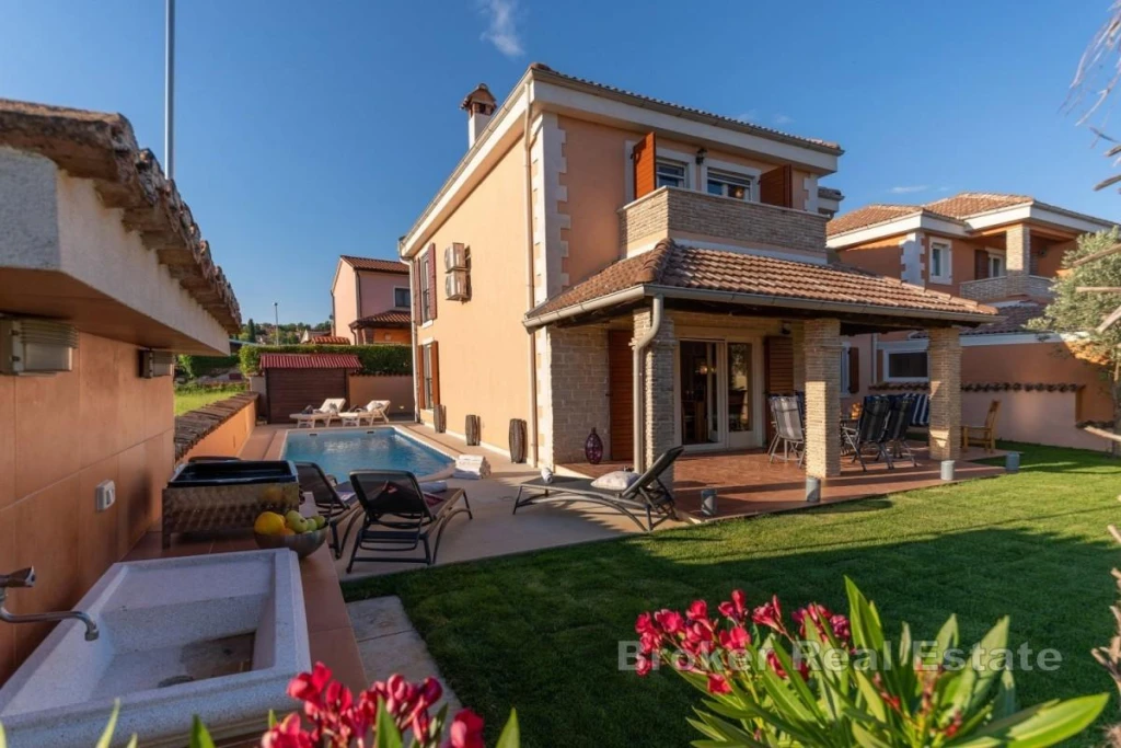 Semi-detached house with a swimming pool near Poreč