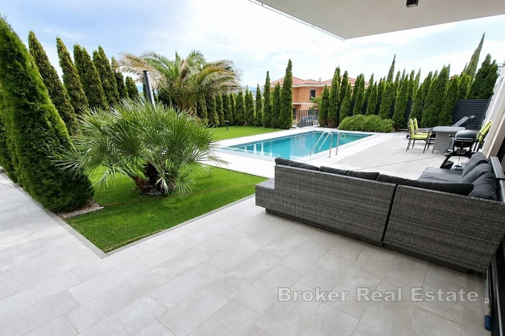 Apartment with a Swimming Pool and Spacious Grounds