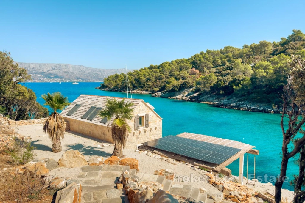 Exceptional, completely secluded fisherman’s house in a peaceful bay