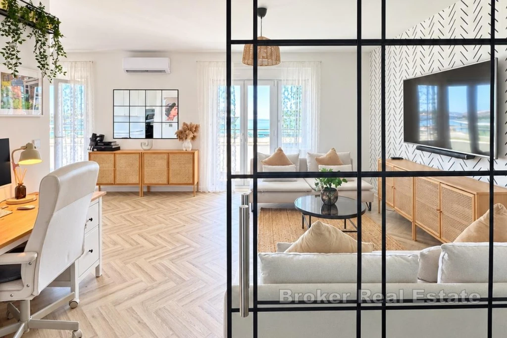 Modern four bedroom apartment with a sea view in an excellent location