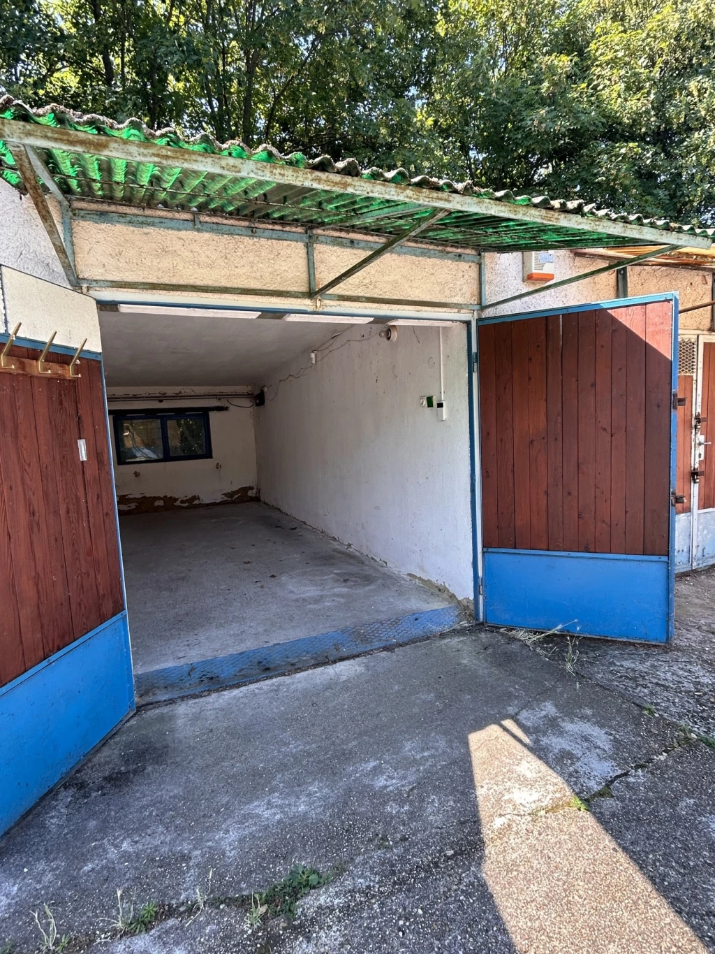 For rent other garage, Komárom