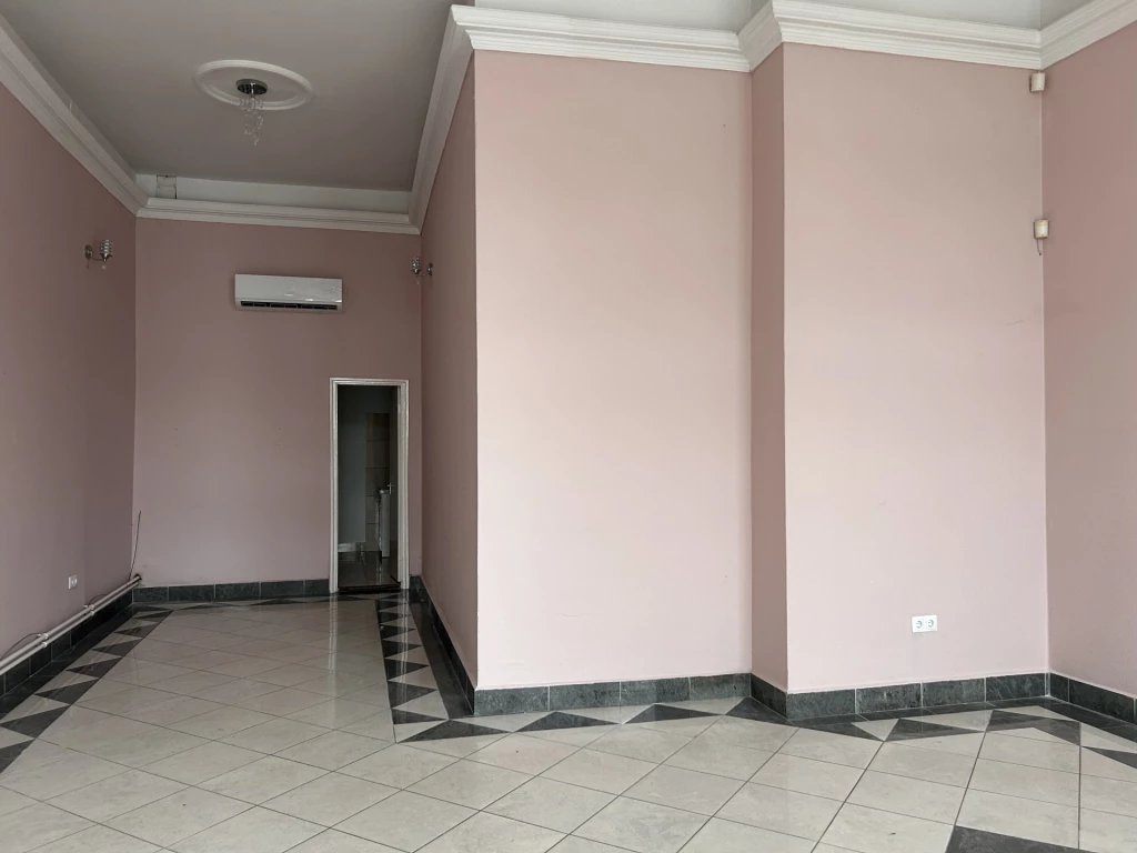 Kiadó Üzlethelyiség, Komárom 220.000 Ft