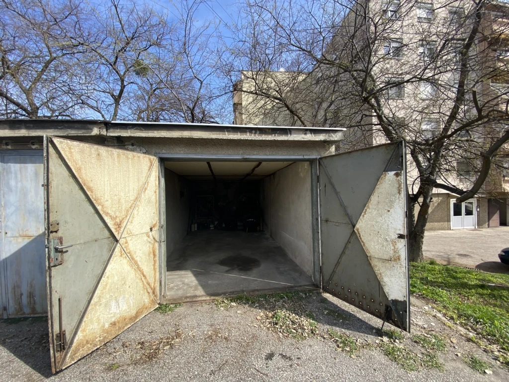 Eladó Garázs, Komárom 11.800.000 Ft