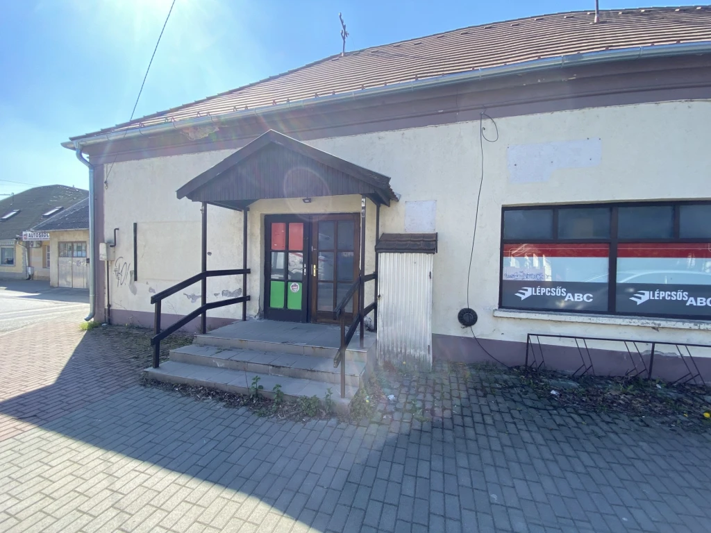 Kiadó Üzlethelyiség, Komárom 400.000 Ft