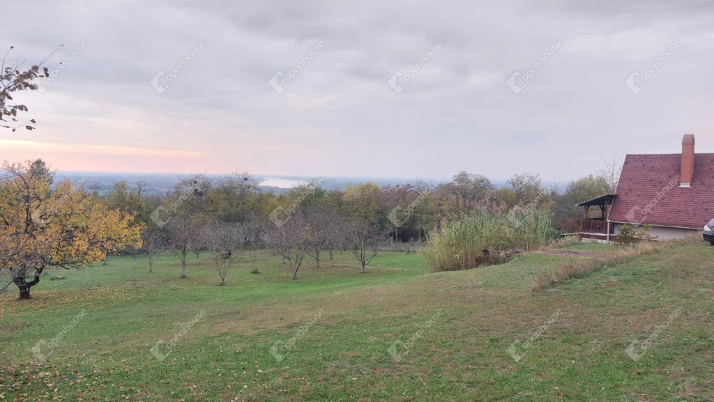 Dunaalmáson panorámás osztható telek eladó!