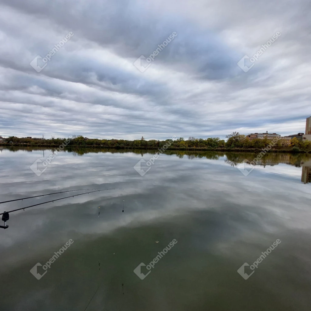 Gyönyörű panorámás kilátással a tóra nyaraló -stég eladó!