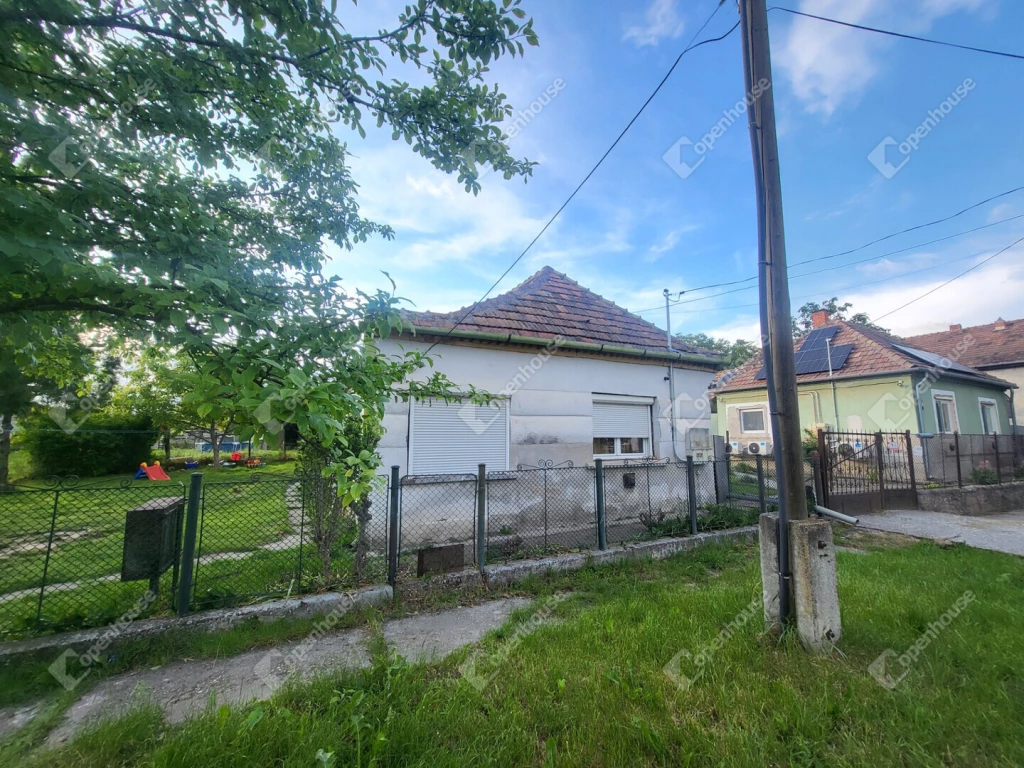 Banán eladó családi ház