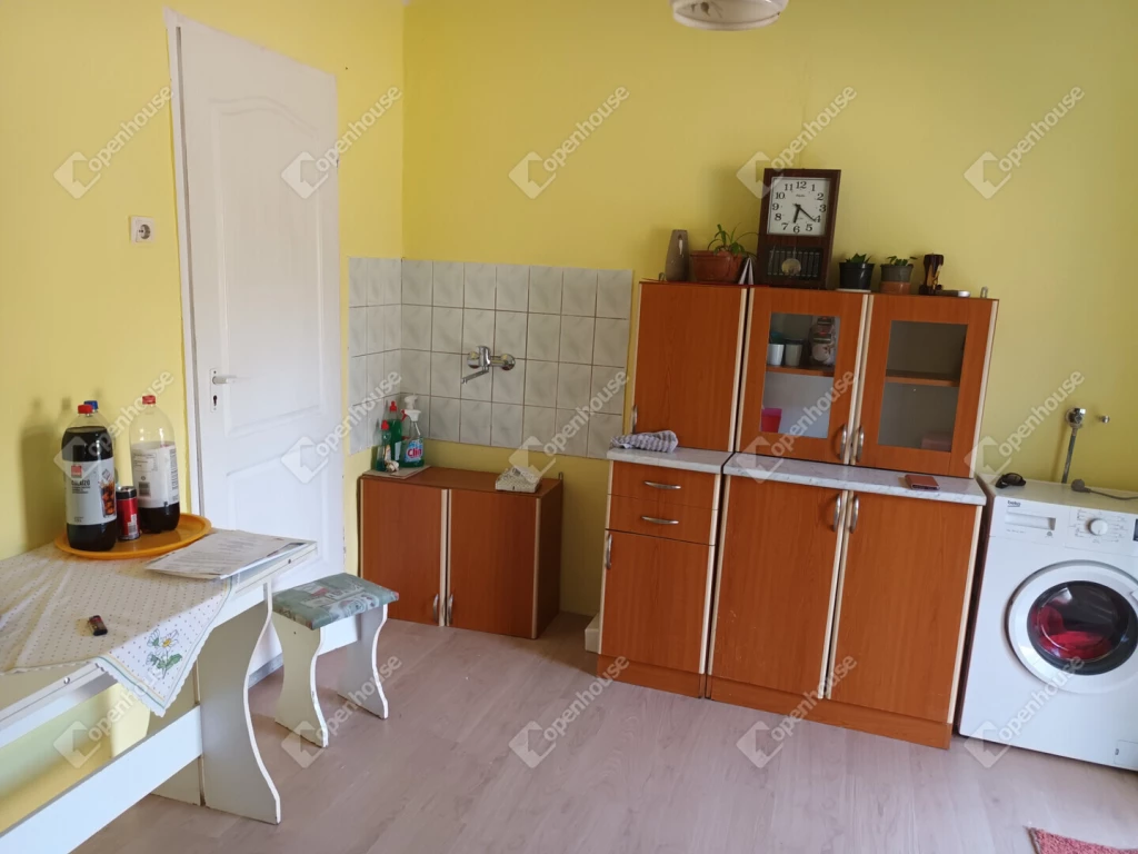 Süttő frekventált részén eladó házikó