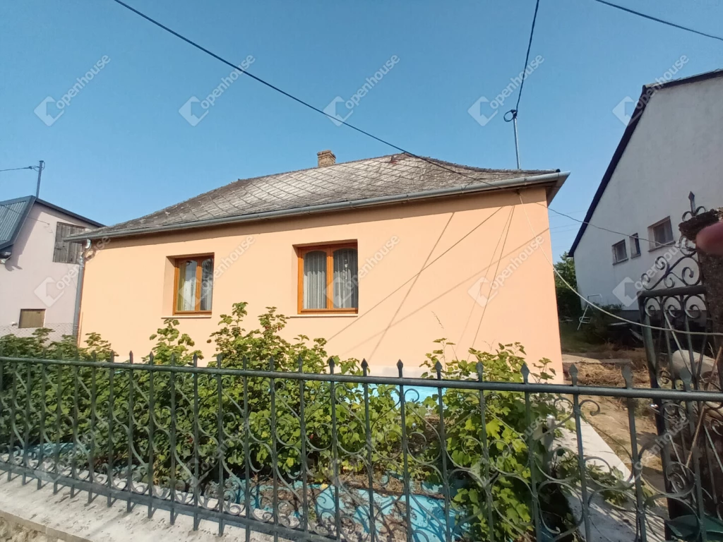 Ízlésesen felújított családi ház Lábatlanon
