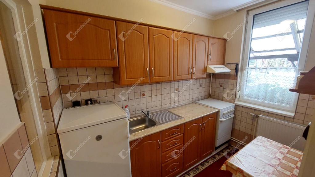 Oroszlány kedvelt részén, gondozott kertkapcsolatos 3 szobás sorházi lakás eladó!