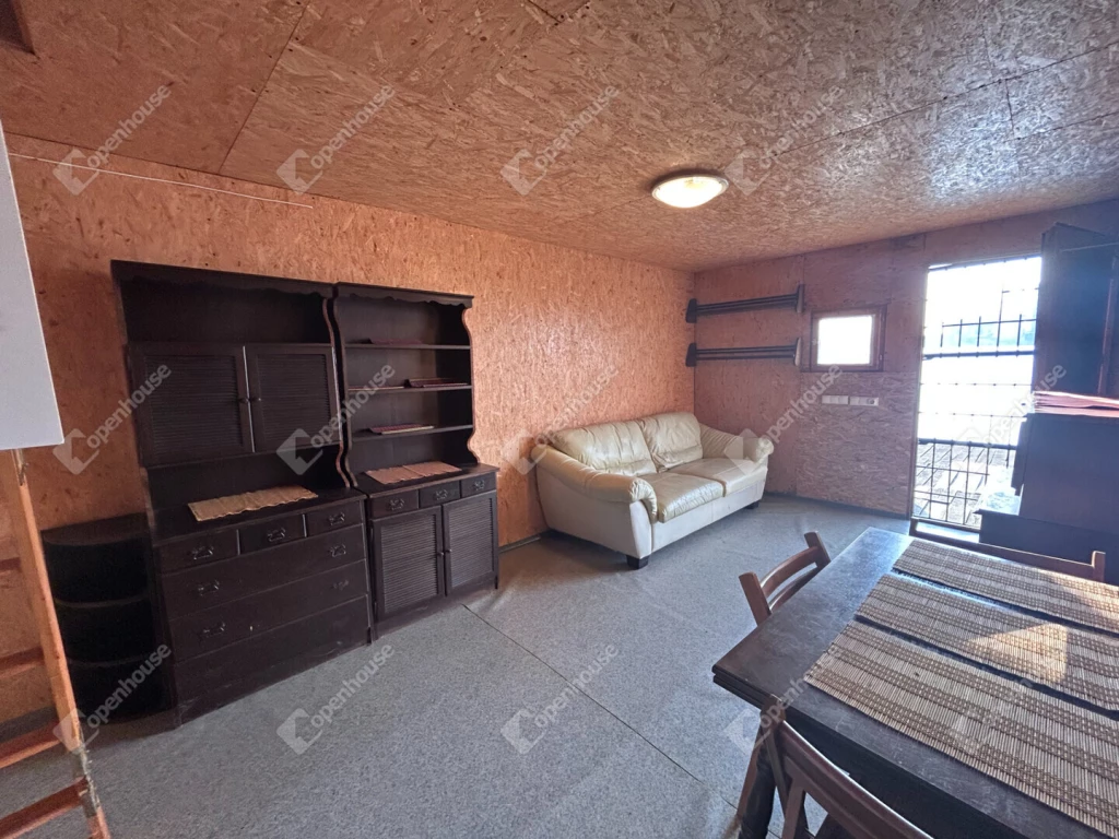 Horgászstég könnyűszerkezetes faházzal a Bokodi- tónál