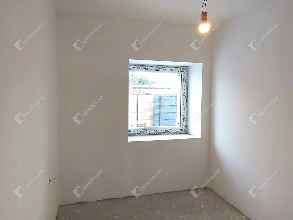 „Otthon Neszmély szívében – ahol a nyugalom és a kényelem találkozik.”