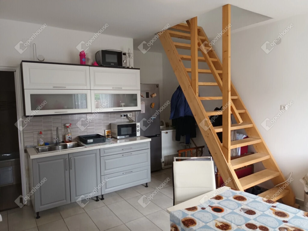 Teljesen felújított sorházi lakás saját udvarral