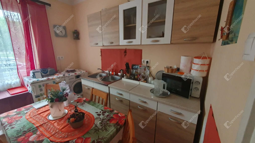 Eladó napfényes, erkélyes lakás Tatabánya szívében!