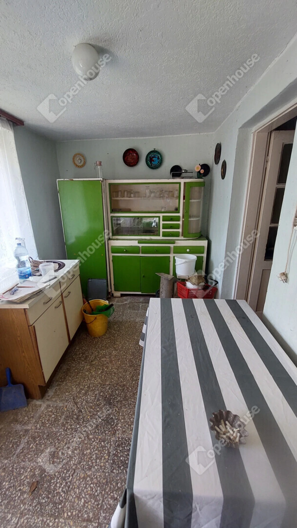 Panorámás nyaraló eladó Tatabányán, a Munkácsi utcában – közel 4000 m²-es telekkel!