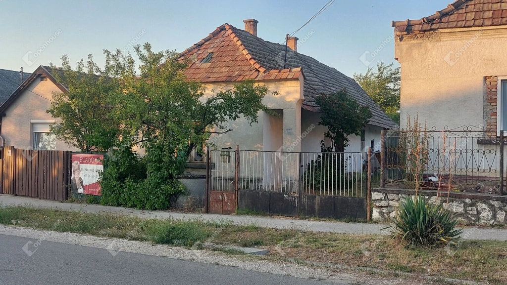 Császáron várja új tulajdonosát egy felújítandó gyöngyszem! Hatalmas telek, számtalan lehetőség – Megéri befektetni!