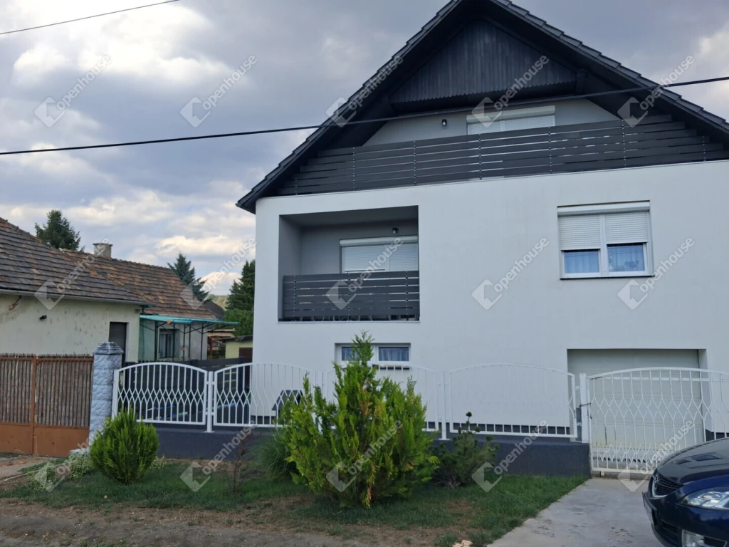 Eladó a tökéletes többgenerációs otthon Bánhidán – 249m², ahol mindenki megtalálja a saját terét!