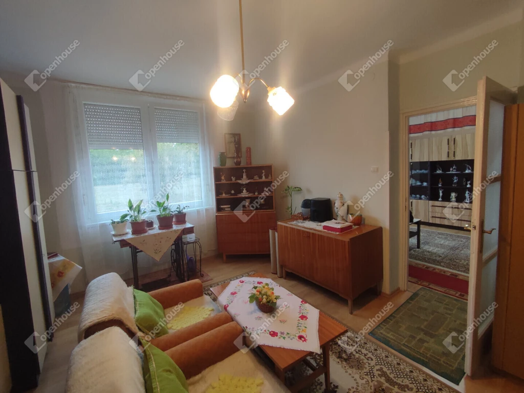 Két szobás földszinti lakás eladó Tatabányán!