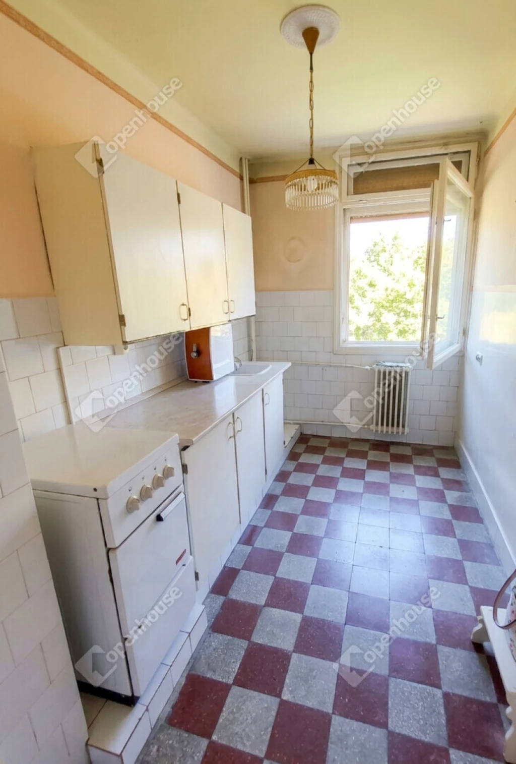 Tatabánya-Újvárosban 55 m²-es, 2 szobás, gardróbos lakás nagy loggiával, 3x16A-rel azonnal költözhetően eladó!