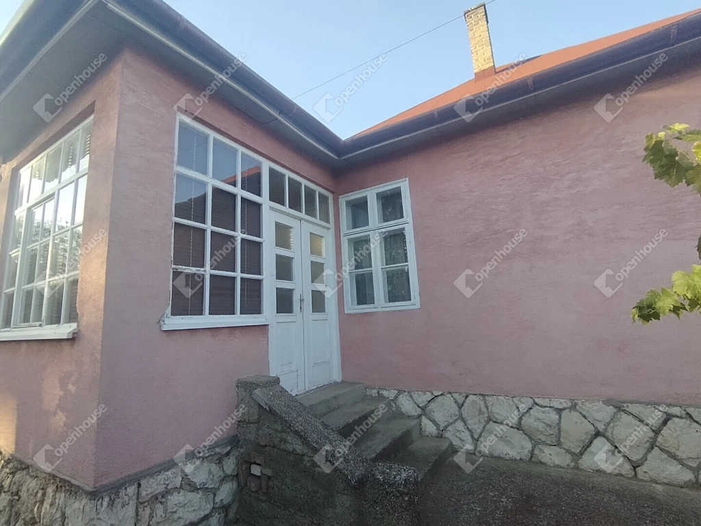 Három épület egy telken – rengeteg lehetőség Süttőn!
