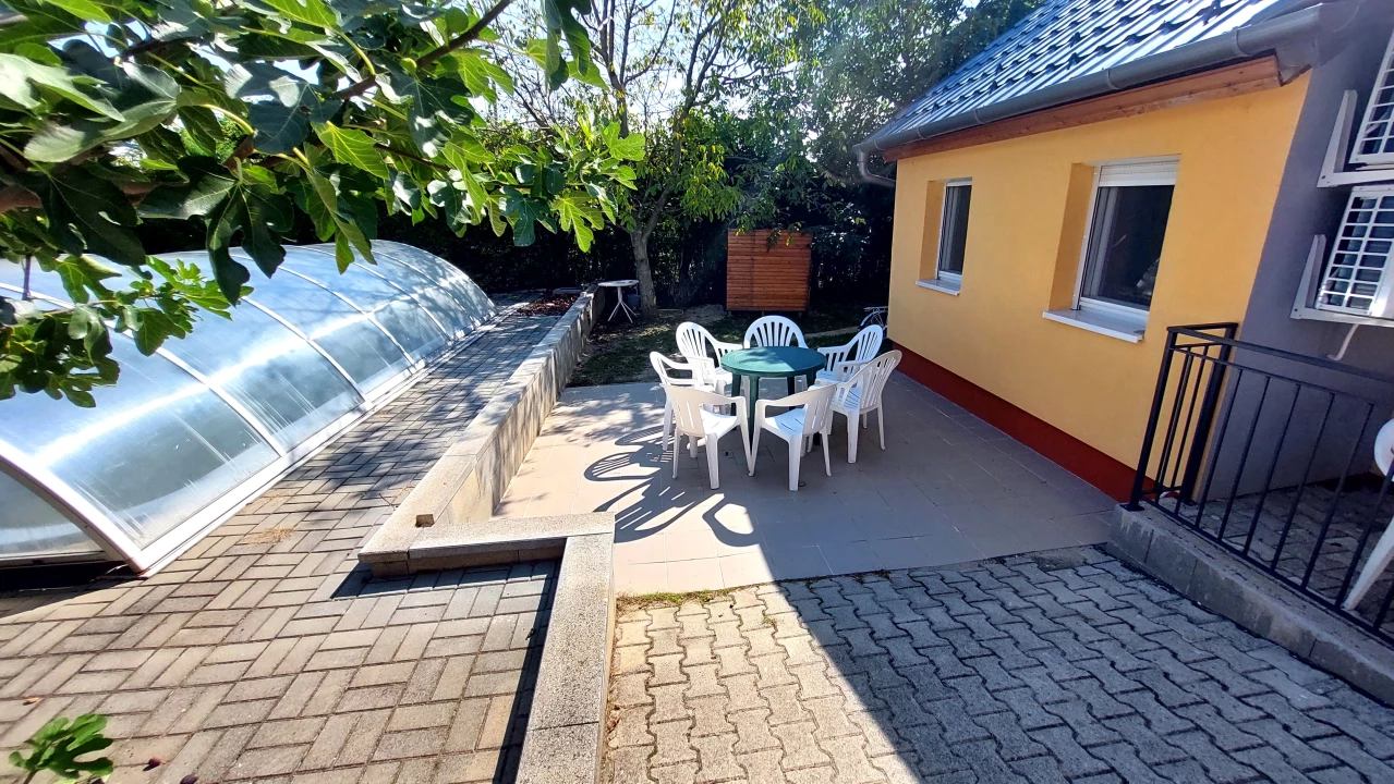 Eladó téglalakás, Balatongyörök