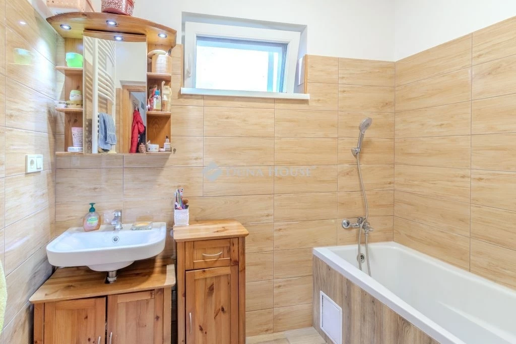 Eladó ház, Cserépfalu