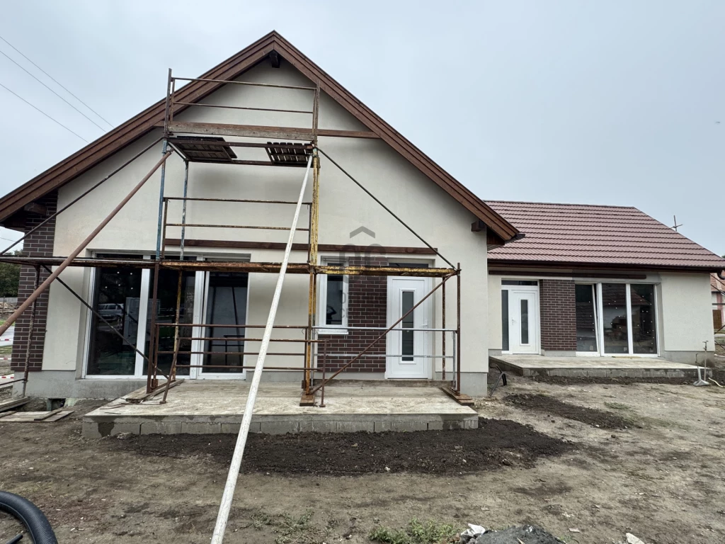 Eladó téglalakás, Mindszent