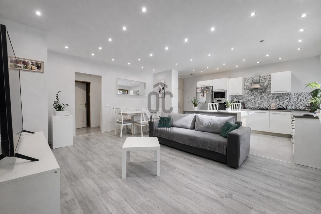 For sale brick flat, Tata, Felső-Tata