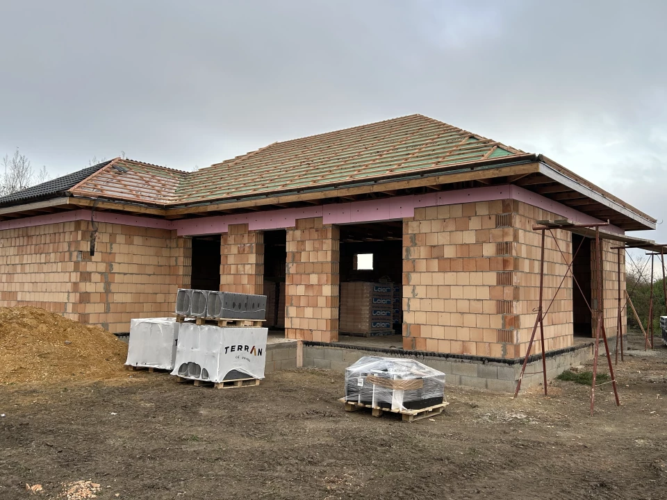 Eladó családi ház, Töltéstava