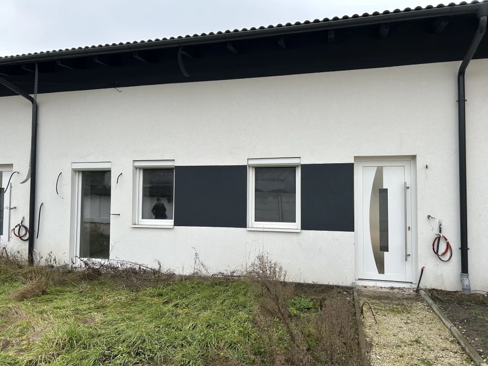 Eladó téglalakás, Győr