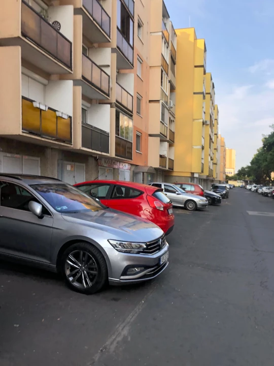 Eladó panellakás, Győr