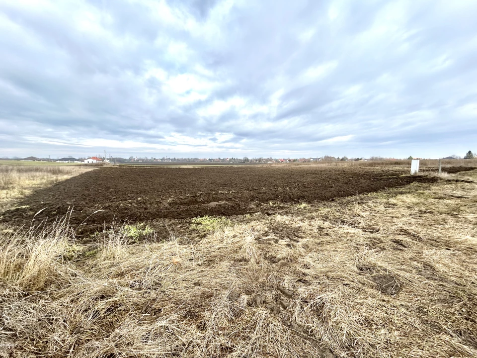 Eladó építési telek, Pér