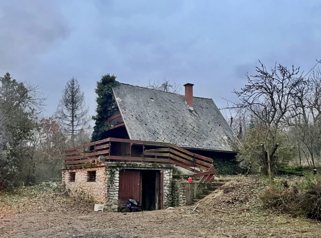 Miskolcon zártkerti ingatlan ELADÓ, kis házzal!