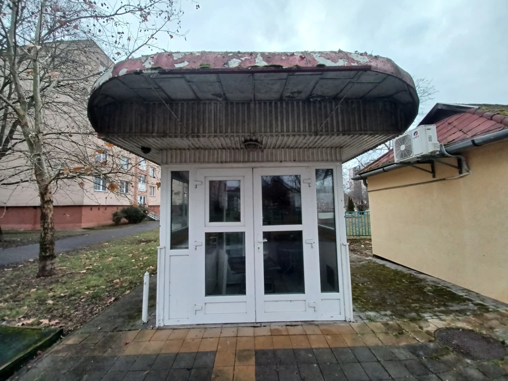 Kazincbarcika központi részén, Eladó ez az üzlethelyiség mely eddig fagyizóként működött!