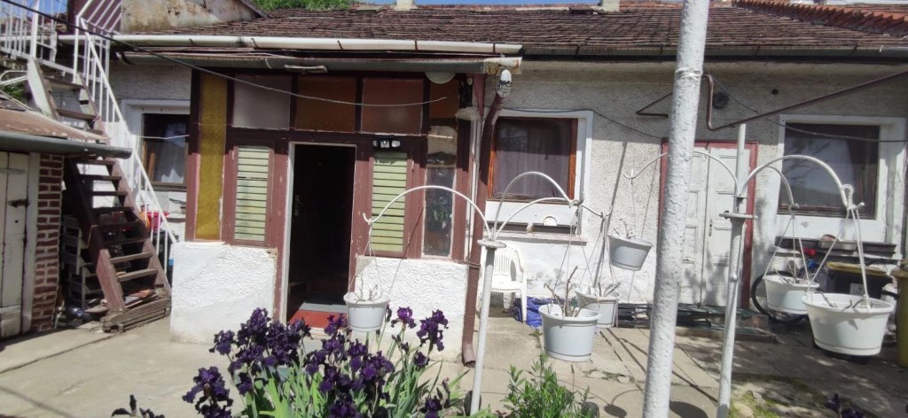 Miskolcon a Selyemréti Strand közelében eladó családi otthon.