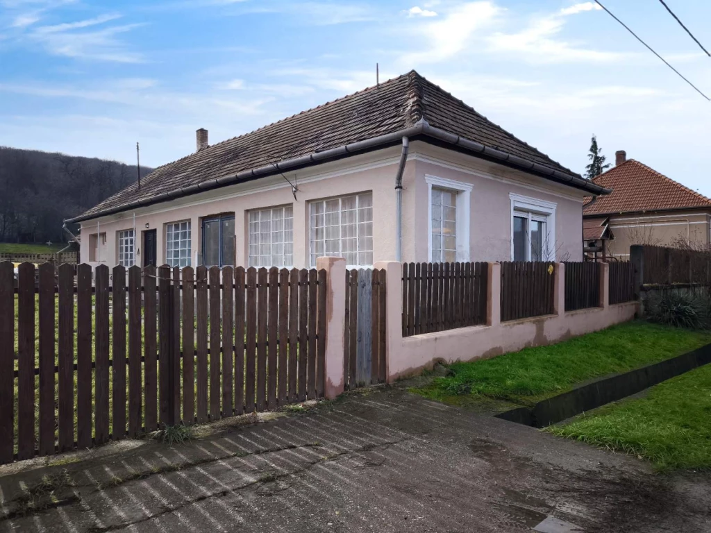 Eladó Alacskán egy 92 m² 2 szobás amerikai konyhás családi ház