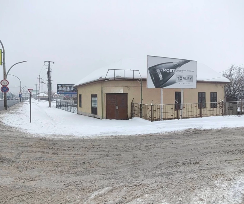 Miskolc József Attila utcán az M30 felhajtó közelében ELADÓ 600 m² teleken IPARI HASZNOSÍTÁSRA ALKALMAS 100 m² CSALÁDI HÁZ