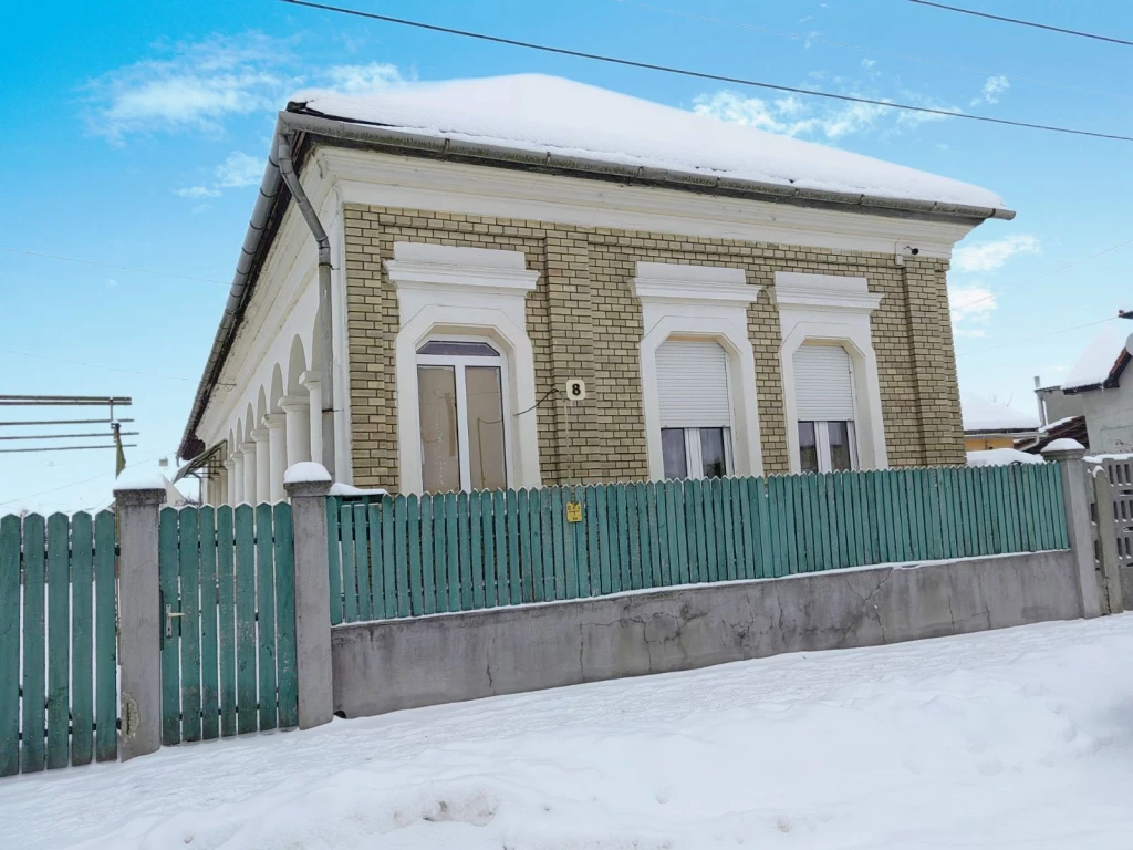 ELADÓ Sajószentpéter központjában egy 88 m² alapterületű, tégla építésű, régi időket idéző tornácos parasztház