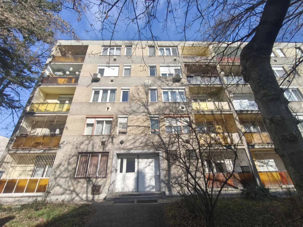 Eladó Miskolc Győri kapuban a Rácz Ádám utcában egy 57m² FÖLDSZINTI, ERKÉLYES lakás