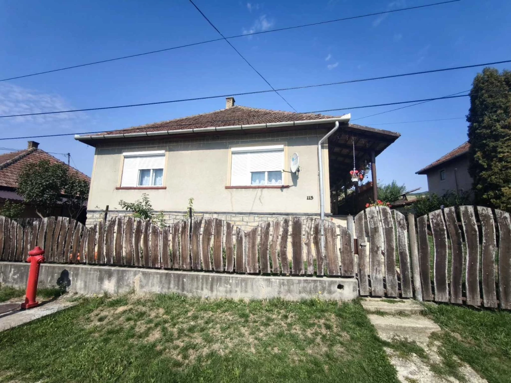 Eladó Szinben egy 75 m² alapterületű 2 szobás szép állapotú családi ház