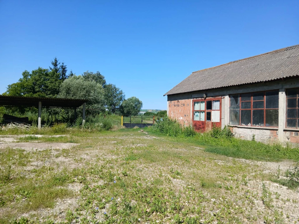 SZIKSZÓ KÜLTERÜLETÉN 2,5 ha-on ELHELYEZKEDŐ IPARI CSARNOK ELADÓ!