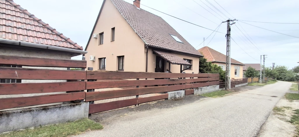 SAJÓPÁLFALÁN ELADÓ TELJES FELSZERELTSÉGGEL, MEZŐGAZDASÁGI GÉPEKKEL RÉGÓTA NYERESÉGESEN ÜZEMELŐ LOVARDA