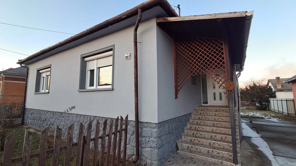 Eladó 3 szobás családi ház Encs közkedvelt részén – tágas udvarral, garázzsal és tárolóval!